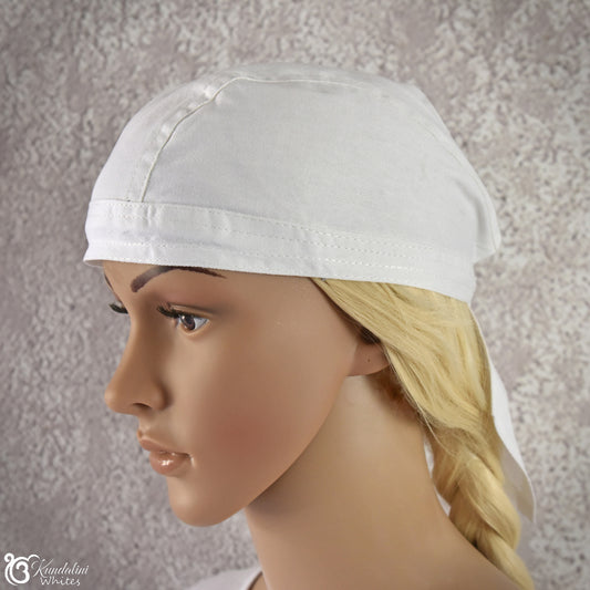 Mannequin head wearing a white denim cap against a textured gray background