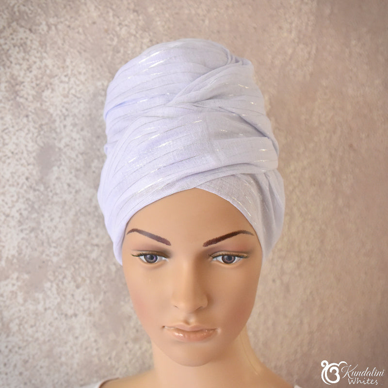 Mannequin head wearing a light lilac turban against a neutral background
