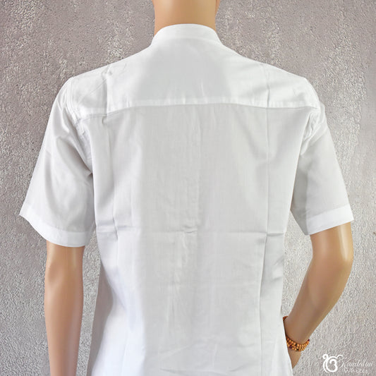White short-sleeve shirt on a mannequin against a gray background