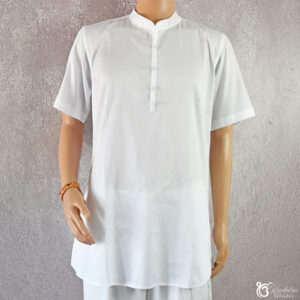 Man wearing a white short sleeved shirt with mandarin collar